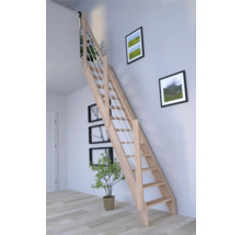 Holztreppe mit Geländer in einem hellen Raum