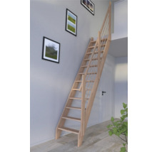 Holztreppe in einem hellen Raum mit Bildern an der Wand