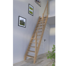 Holztreppe in einem hellen Raum mit Wanddekorationen.