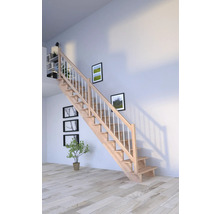 Holztreppe im hellen Raum mit Bildern an der Wand