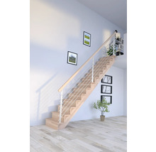 Helle Holztreppe mit Edelstahlgeländer in einem modernen Interieur.