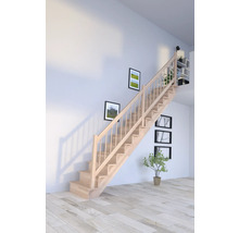 Holztreppe mit Geländer in einem hellen Raum