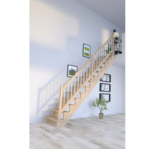 Holztreppe mit Handlauf in einem hellen Raum