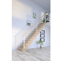 Treppe mit Holzstufen und Geländer aus Stahl in hellem Raum
