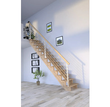 Holztreppe mit Edelstahlgeländer in einem hellen Raum.