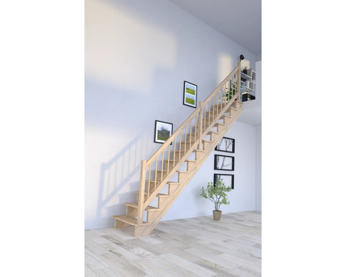 Holztreppe in einem hellen Raum mit Bildern an der Wand