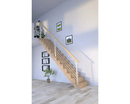 Holztreppe mit Geländer in einem hellen Raum