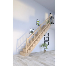 Holztreppe mit Geländer in einem hellen Raum