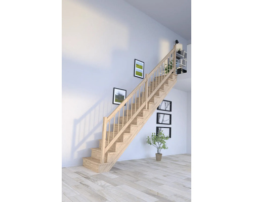 Holztreppe mit Geländer in einem hellen Raum