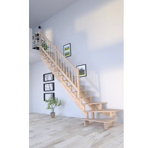 Holztreppe im Innenraum mit weißem Geländer