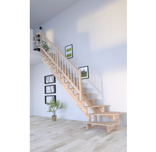 Holztreppe mit Geländer in einem hellen Raum