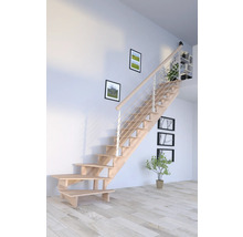 Holztreppe mit Geländer in einem hellen Raum