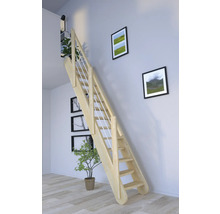 Holztreppe im Wohnraum mit Dekoration und Bildern