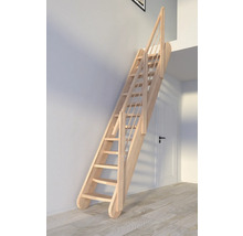 Raumansicht mit Holztreppe.