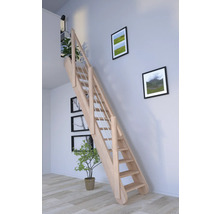 Holztreppe mit Geländer in einem hellen Raum