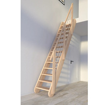 Holztreppe im Innenraum mit Geländer