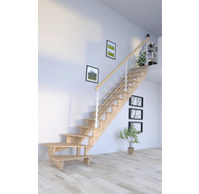 Holztreppe mit Geländer in einem hellen Raum