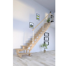 Holztreppe mit Geländer in einem hellen Raum