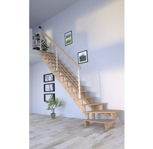 Holztreppe mit Geländer in einem hellen Raum