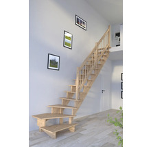 Holztreppe im Wohnraum mit Wanddekoration
