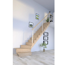 Holztreppe mit Edelstahlgeländer in einem hellen Raum