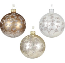 Drei Christbaumkugeln mit floralem Muster und Aufhänger