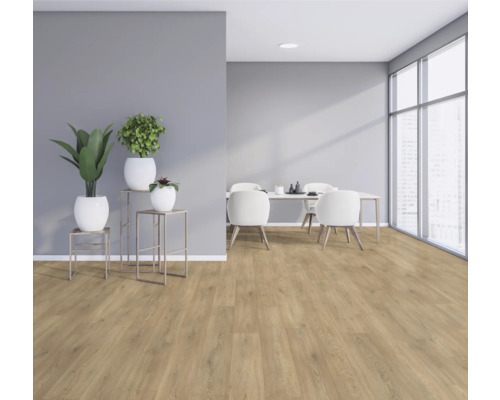 Heller Raum mit Holzboden, Esstisch und Zimmerpflanzen