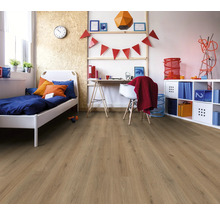 Ein helles Kinderzimmer mit Bett, Schreibtisch und Laminatboden.