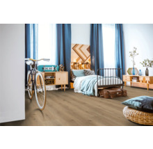 Modernes Schlafzimmer mit Holzboden, Bett und blauen Vorhängen