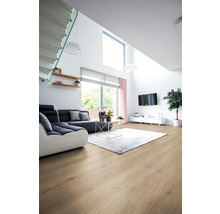 Heller Wohnraum mit Sofa, Teppich und Holzboden