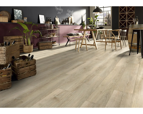 Innenraum mit hellem Laminatboden, Holztischen und Weinkisten