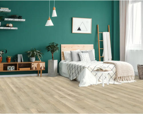 Modernes Schlafzimmer mit hellem Holzboden, Bett und Dekorationen