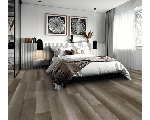 Schlafzimmer mit Doppelbett, zwei runden Wandbildern und Holzboden