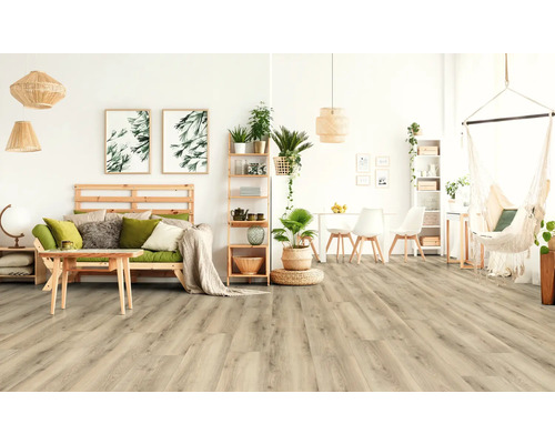 Helles Wohnzimmer mit Holzboden, Sofa, Tisch und Hängesessel