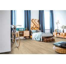 Schlafzimmer mit hellem Holzboden, Bett und Dekoration