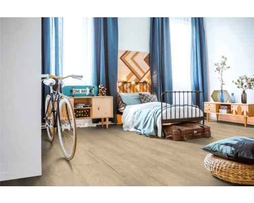 Schlafzimmer mit hellem Holzboden, Bett und Dekoration