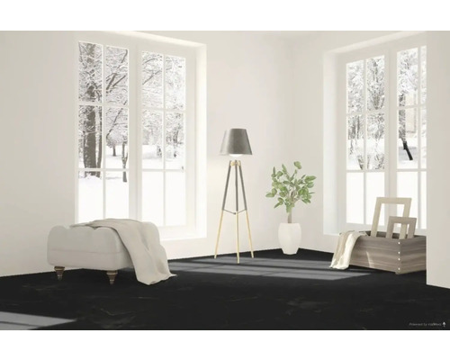 Heller Raum mit Fensterblick auf Winterlandschaft, Stehlampe, Sitzhocker und Dekoration