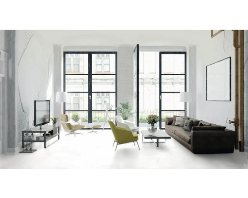 Heller Wohnraum mit Sofa, Sesseln, Fernseher und großen Fenstern.