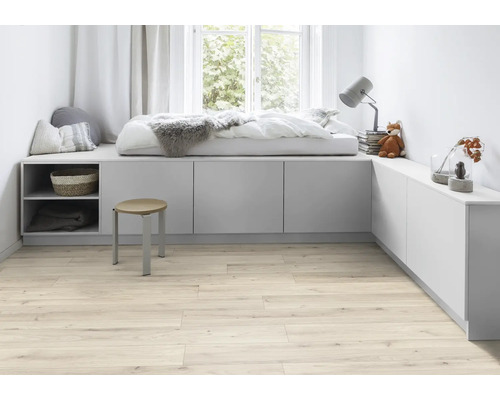 Heller Raum mit Holzfußboden, Sitzgelegenheit am Fenster und Hocker