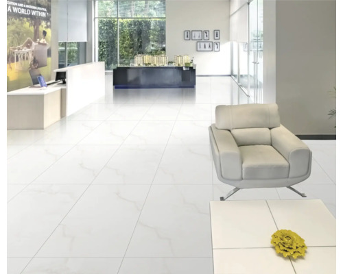 Heller Raum mit weißen Bodenfliesen, Sessel und Tisch