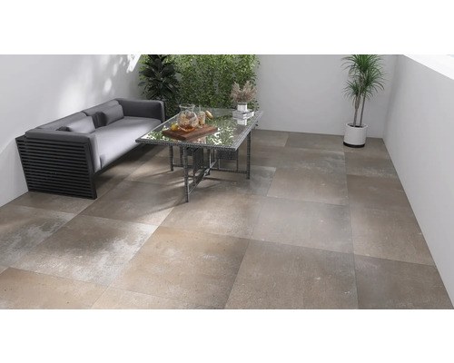 Terrasse mit Gartencouch, Tisch und Bodenfliesen