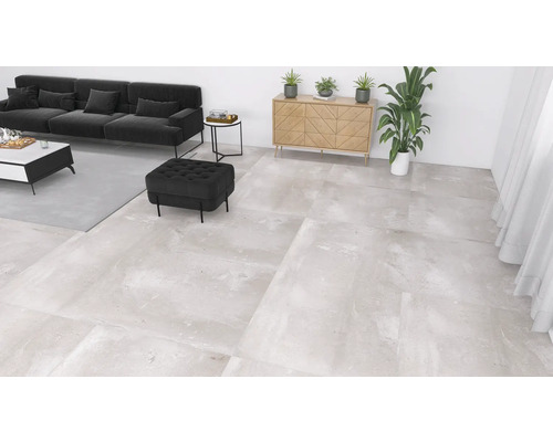 Wohnzimmer mit Bodenfliesen, Sofa, Ottomane und Sideboard