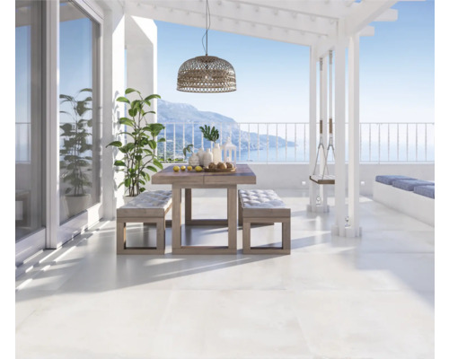 Terrasse mit Esstisch, Bänken, Hängelampe und Meerblick