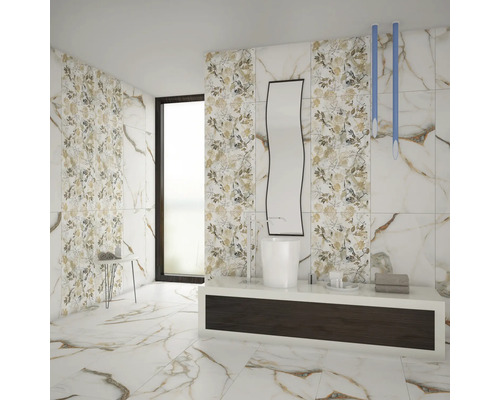 Helles Badezimmer mit Marmorfliesen und floralen Akzenten