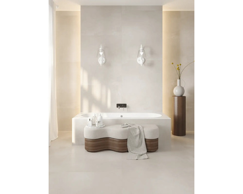 Badezimmer mit Badewanne, Sitzbank, Wandleuchten und Dekoration