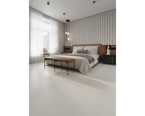 Schlafzimmer mit Bett, Nachttischen, Bank und Beleuchtung