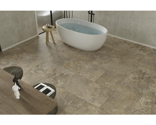 Badezimmer mit freistehender Badewanne und Bodenfliesen im Natursteinlook