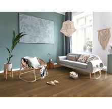 Heller Wohnraum mit Sofa, Sessel, Dekoration und Holzboden