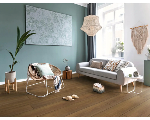 Heller Wohnraum mit Sofa, Sessel, Dekoration und Holzboden