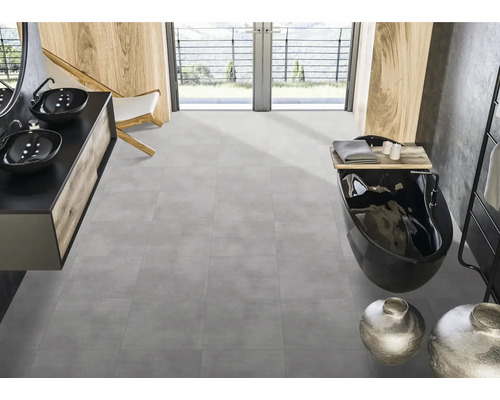 Modernes Badezimmer mit grauen Bodenfliesen, schwarzer Badewanne und Waschtischen.